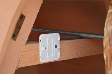 Bir elektrikçinin ofis ve dairelerde elektrik lambası taşıması.