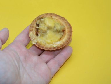 Sarı arka planda Fransız yemeği.