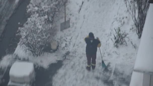 Ein Frühmorgendlicher Hausmeister Fegt Den Schnee Auf Der Straße — Stockvideo