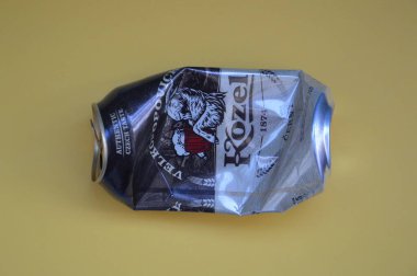 KIEV, UKRAINE - 22 ARALIK 2021: Hurda için buruşmuş bira kutuları