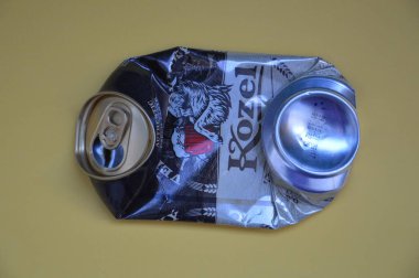 KIEV, UKRAINE - 22 ARALIK 2021: Hurda için buruşmuş bira kutuları