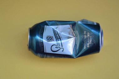 KIEV, UKRAINE - 22 ARALIK 2021: Hurda için buruşmuş bira kutuları