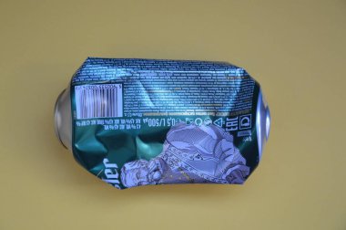 KIEV, UKRAINE - 22 ARALIK 2021: Hurda için buruşmuş bira kutuları