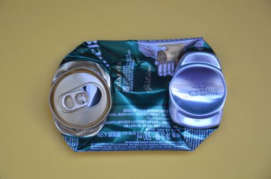 KIEV, UKRAINE - 22 ARALIK 2021: Hurda için buruşmuş bira kutuları