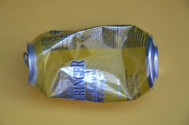 KIEV, UKRAINE - 22 ARALIK 2021: Hurda için buruşmuş bira kutuları