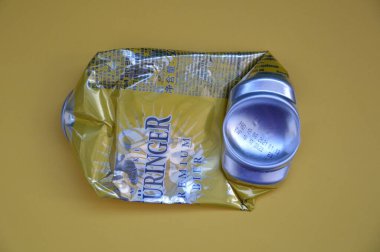 KIEV, UKRAINE - 22 ARALIK 2021: Hurda için buruşmuş bira kutuları