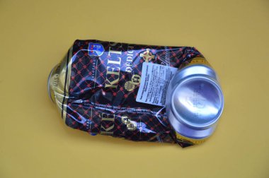 KIEV, UKRAINE - 22 ARALIK 2021: Hurda için buruşmuş bira kutuları