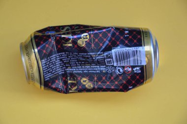 KIEV, UKRAINE - 22 ARALIK 2021: Hurda için buruşmuş bira kutuları