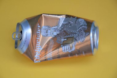 KIEV, UKRAINE - 22 ARALIK 2021: Hurda için buruşmuş bira kutuları