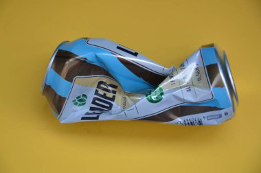 KIEV, UKRAINE - 22 ARALIK 2021: Hurda için buruşmuş bira kutuları