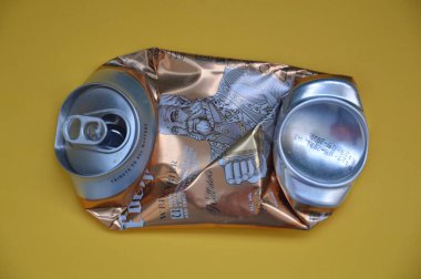 KIEV, UKRAINE - 22 ARALIK 2021: Hurda için buruşmuş bira kutuları