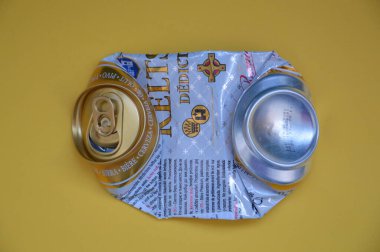 KIEV, UKRAINE - 22 ARALIK 2021: Hurda için buruşmuş bira kutuları