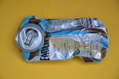 KIEV, UKRAINE - 22 ARALIK 2021: Hurda için buruşmuş bira kutuları