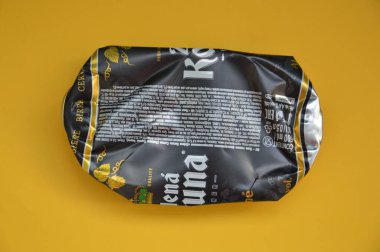 KIEV, UKRAINE - 22 ARALIK 2021: Hurda için buruşmuş bira kutuları