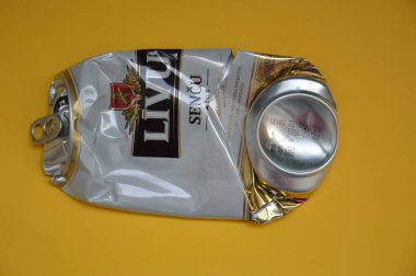 KIEV, UKRAINE - 22 ARALIK 2021: Hurda için buruşmuş bira kutuları