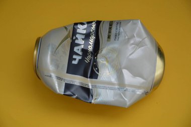 KIEV, UKRAINE - 22 ARALIK 2021: Hurda için buruşmuş bira kutuları