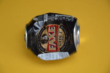 KIEV, UKRAINE - 22 ARALIK 2021: Hurda için buruşmuş bira kutuları