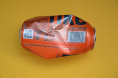 KIEV, UKRAINE - 22 ARALIK 2021: Hurda için buruşmuş bira kutuları