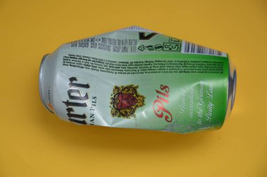 KIEV, UKRAINE - 22 ARALIK 2021: Hurda için buruşmuş bira kutuları