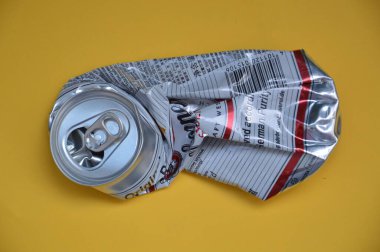 KIEV, UKRAINE - 22 ARALIK 2021: Hurda için buruşmuş bira kutuları