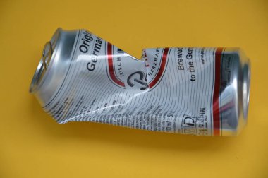 KIEV, UKRAINE - 22 ARALIK 2021: Hurda için buruşmuş bira kutuları