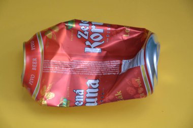 KIEV, UKRAINE - 22 ARALIK 2021: Hurda için buruşmuş bira kutuları