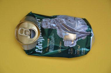 KIEV, UKRAINE - 22 ARALIK 2021: Hurda için buruşmuş bira kutuları