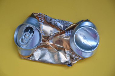 KIEV, UKRAINE - 22 ARALIK 2021: Hurda için buruşmuş bira kutuları