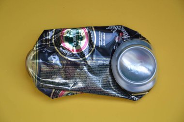 KIEV, UKRAINE - 22 ARALIK 2021: Hurda için buruşmuş bira kutuları