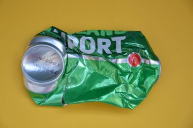 KIEV, UKRAINE - 22 ARALIK 2021: Hurda için buruşmuş bira kutuları