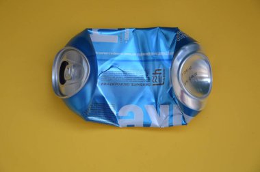 KIEV, UKRAINE - 22 ARALIK 2021: Hurda için buruşmuş bira kutuları