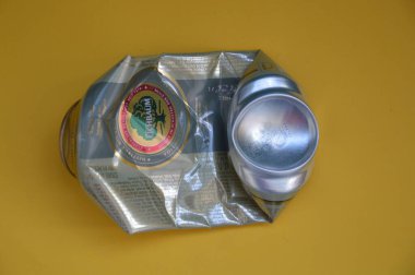 KIEV, UKRAINE - 22 ARALIK 2021: Hurda için buruşmuş bira kutuları