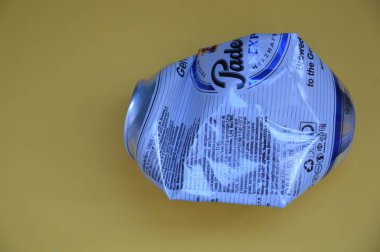 KIEV, UKRAINE - 22 ARALIK 2021: Hurda için buruşmuş bira kutuları