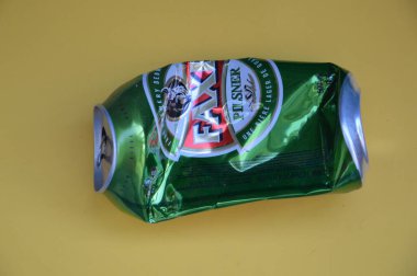 KIEV, UKRAINE - 22 ARALIK 2021: Hurda için buruşmuş bira kutuları