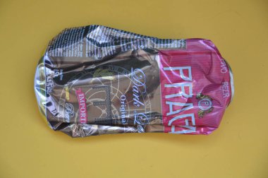 KIEV, UKRAINE - 22 ARALIK 2021: Hurda için buruşmuş bira kutuları