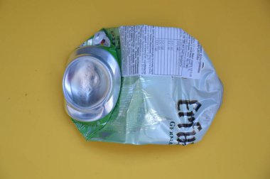 KIEV, UKRAINE - 22 ARALIK 2021: Hurda için buruşmuş bira kutuları