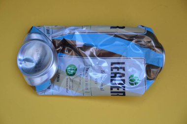 KIEV, UKRAINE - 22 ARALIK 2021: Hurda için buruşmuş bira kutuları