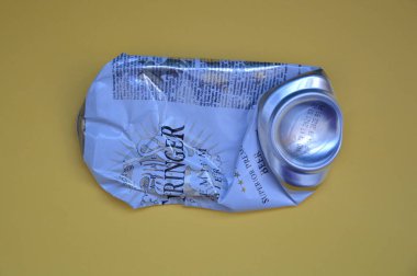 KIEV, UKRAINE - 22 ARALIK 2021: Hurda için buruşmuş bira kutuları