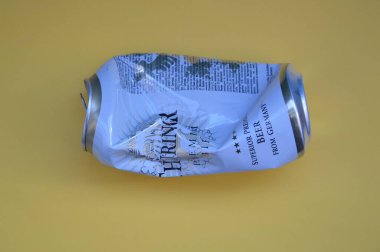 KIEV, UKRAINE - 22 ARALIK 2021: Hurda için buruşmuş bira kutuları