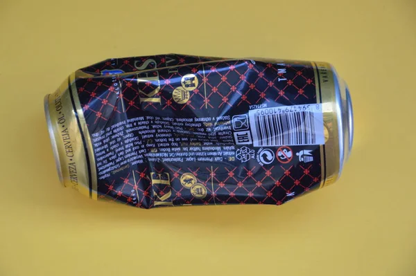 KIEV, UKRAINE - 22 ARALIK 2021: Hurda için buruşmuş bira kutuları