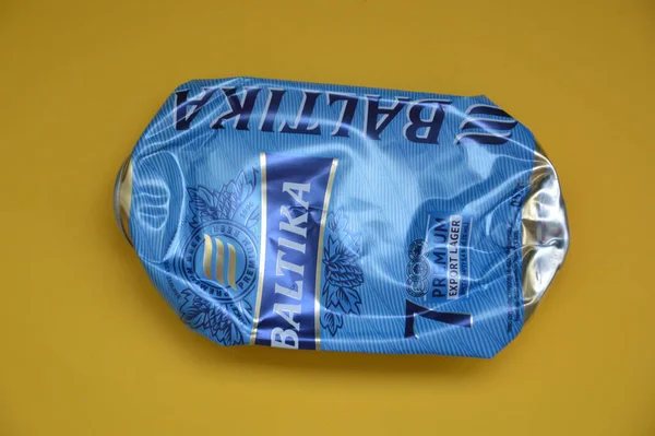 KIEV, UKRAINE - 22 ARALIK 2021: Hurda için buruşmuş bira kutuları