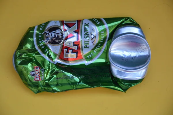 KIEV, UKRAINE - 22 ARALIK 2021: Hurda için buruşmuş bira kutuları