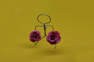 Bir nesneyle metal telden yapılmış insan figürü.