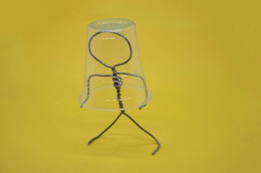 Bir nesneyle metal telden yapılmış insan figürü.