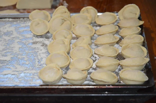 Woman Sculpts Dumplings Home — Stock Photo, Image