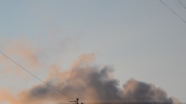 Rook Stijgt Uit Schoorsteen Van Ketelruimte Boven Het Woongebouw — Stockvideo