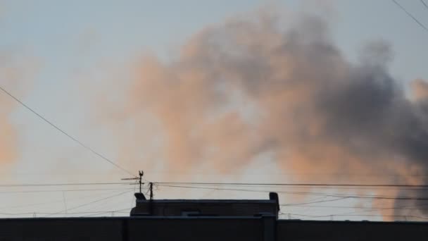 Füst Emelkedik Kazánház Kéményéből Lakóház Felett — Stock videók