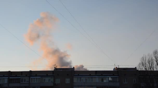 煙は住宅の上のボイラー室の煙突から立ち上がる — ストック動画