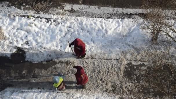 Mulheres Trabalhadoras Quebram Gelo Com Cabra Estrada — Vídeo de Stock