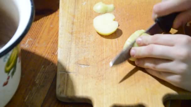Cortar Patatas Hervidas Con Cuchillo — Vídeo de stock